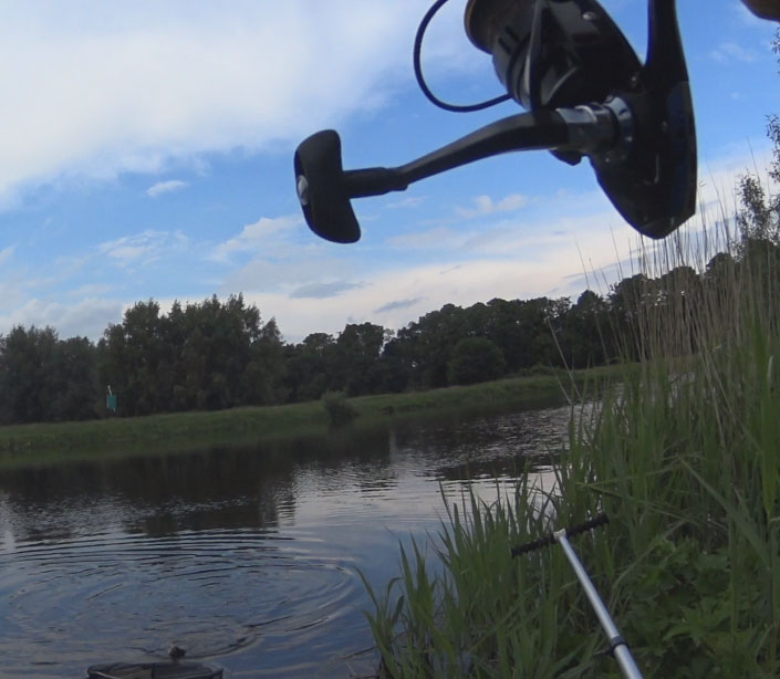 Feederangel Feedern das Angeln im kleinen Fluss